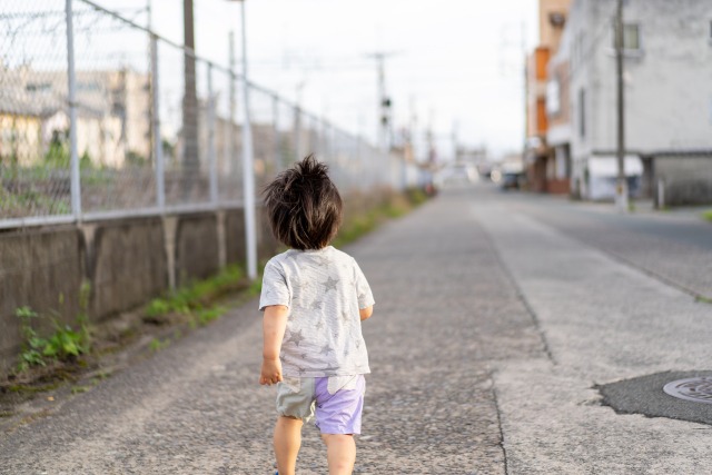 道路に向かって走っていく子ども